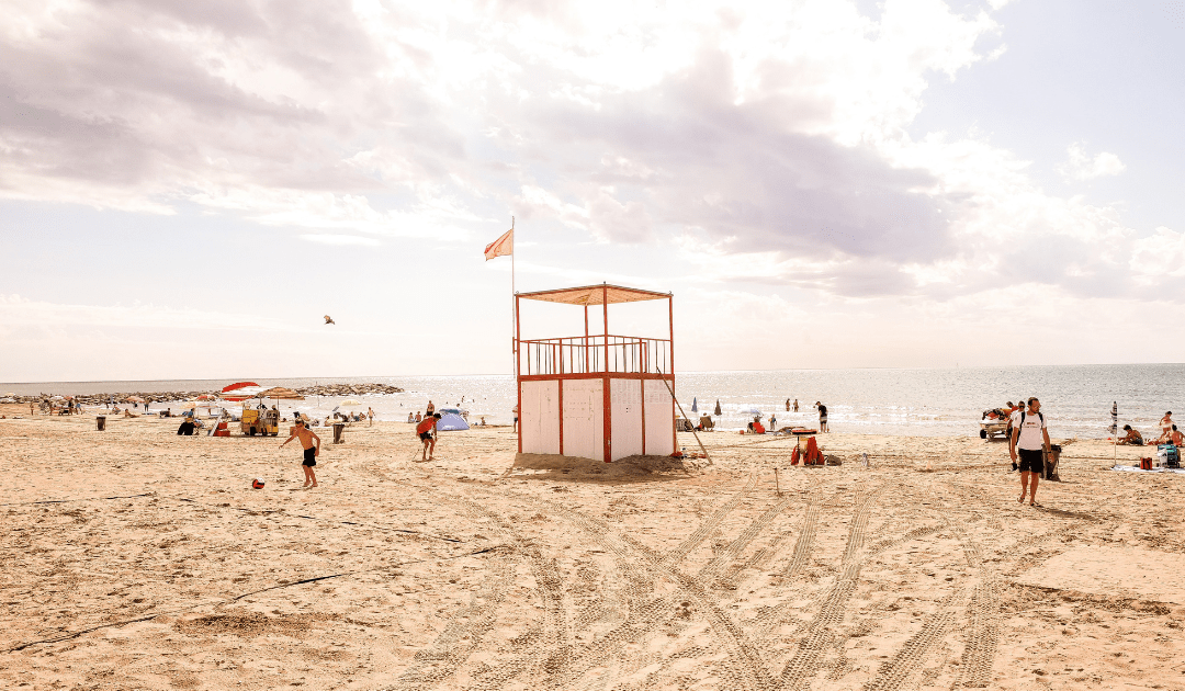 A lifeguard stand on a golden sand beach at sunset | The Italian On Tour