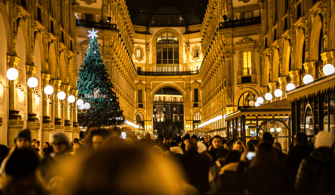 Street view at night in Italy with a christmas tree | The Italian On Tour