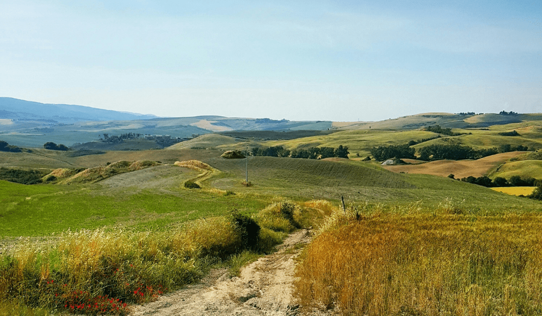 Valley in Italy under blue skies | The Italian On Tour