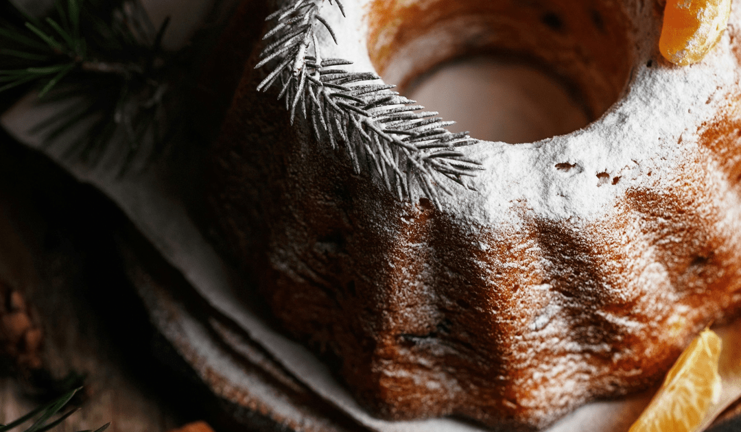 A bunt cake dusted with powdered sugar | The Italian On Tour